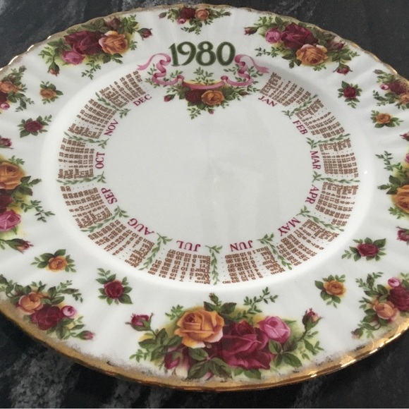 Royal Albert Old Country Roses Calendar Plate 1980 - Picture 3 of 7
